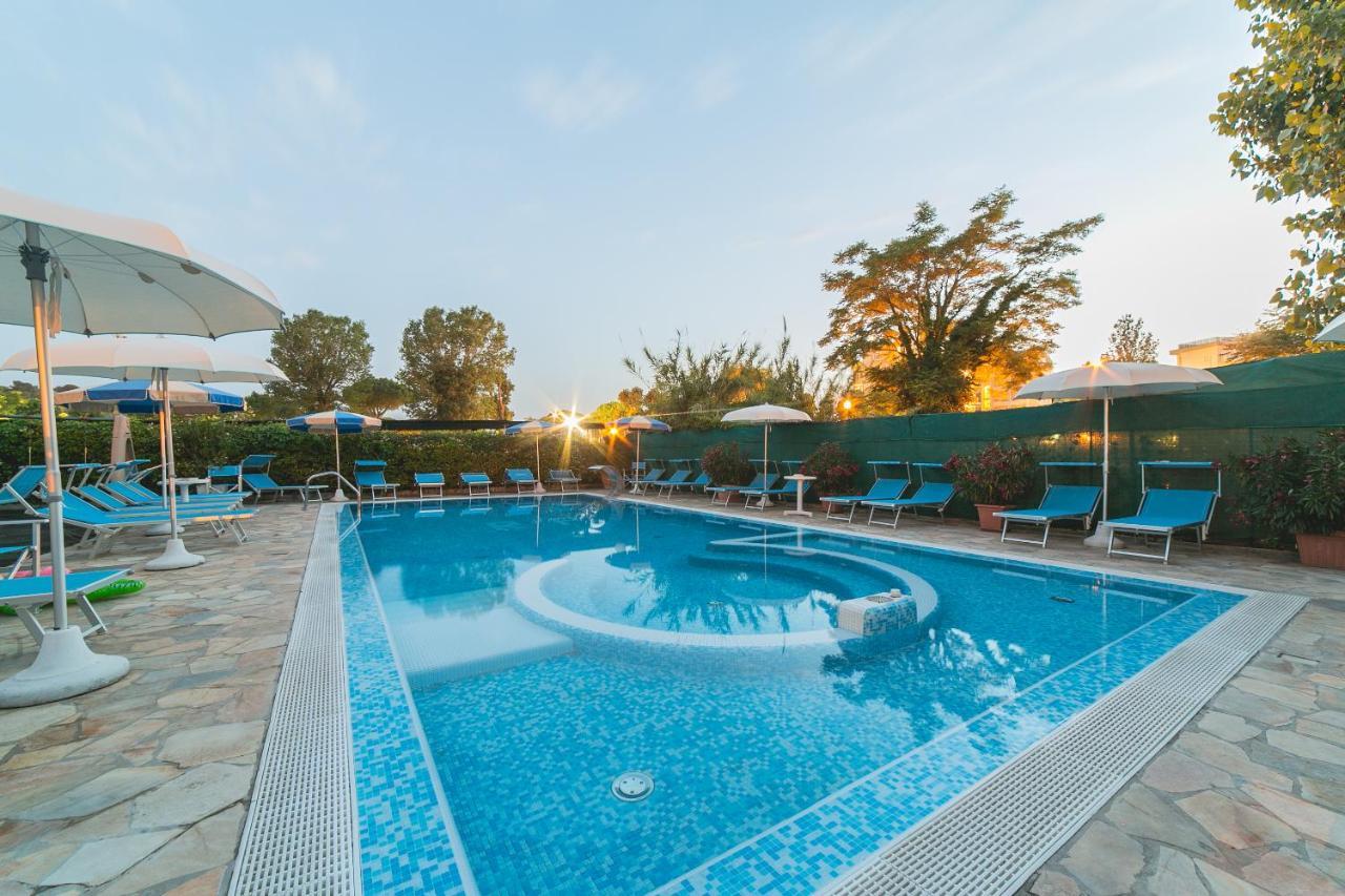 Residence Promenade Cattolica Esterno foto